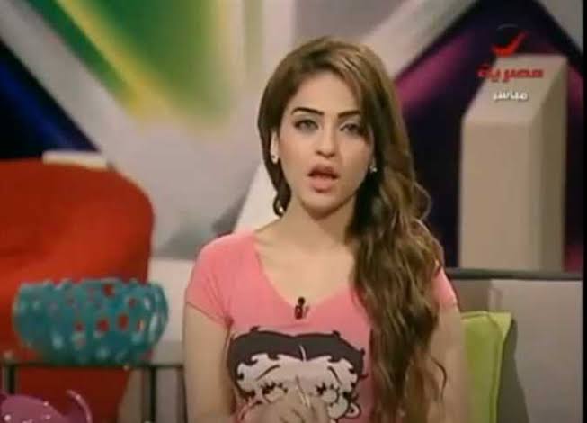 ياسمين عز تعلق على السخرية من صورها: اللي ماتعرفش ترقص تقول الأرض معووجة